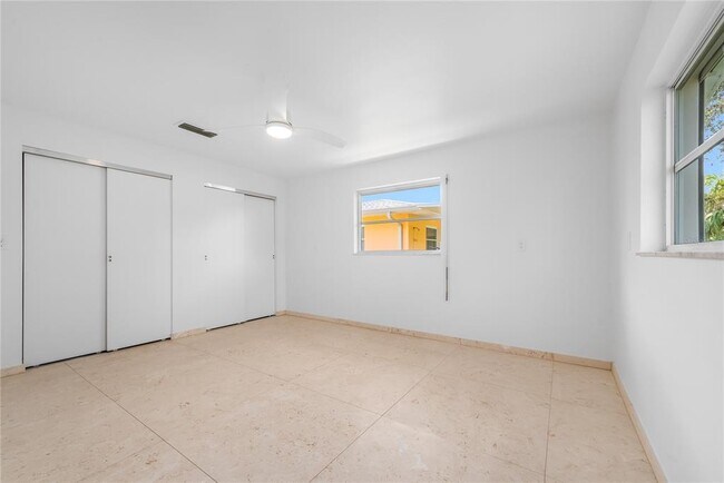 Building Photo - 114 8th St