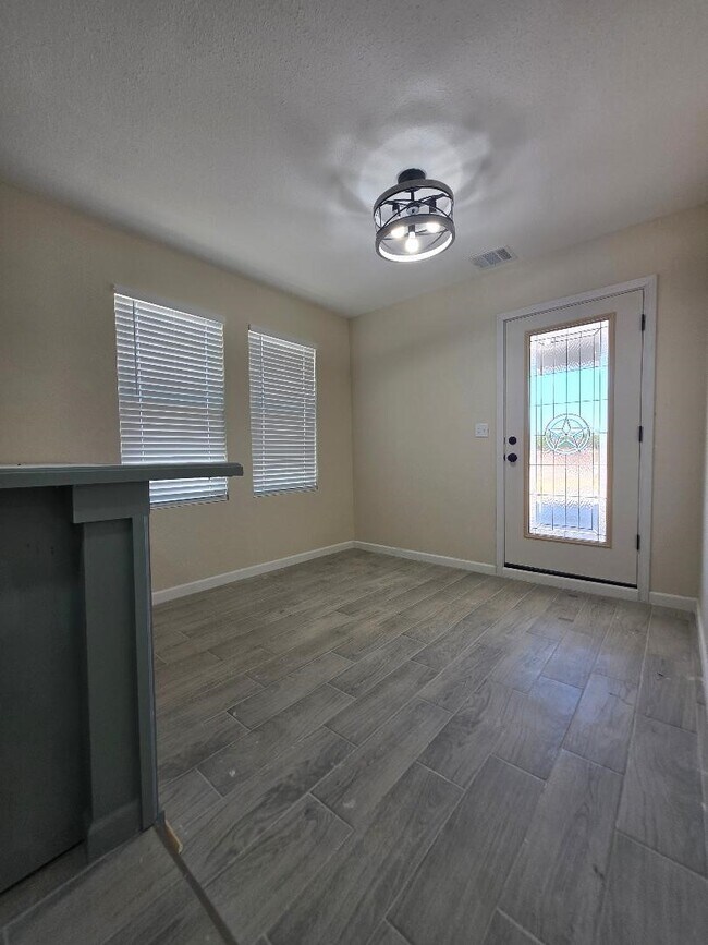 Building Photo - 952 Rd 5858