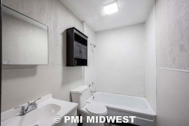 Building Photo - "Charming 3-Bed Duplex Retreat in Indianapolis – Spacious 1,318 Sq Ft with Modern Amenities!"