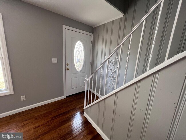 Building Photo - 27 Dunmore Ave