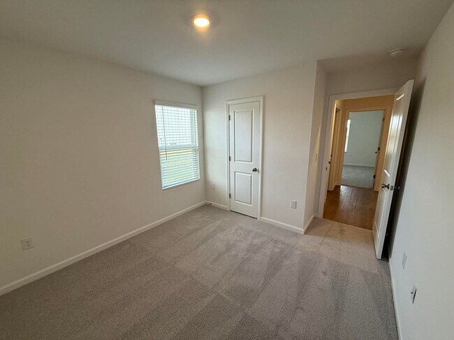 Building Photo - Four Bedroom/Two Bath - Summerdale