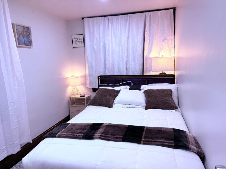 Building Photo - 212 Smith St