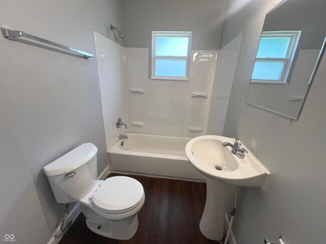 Building Photo - 411 W 39th St