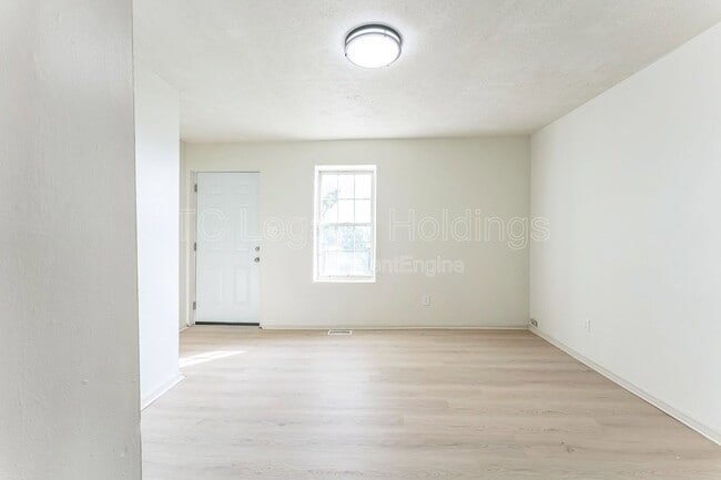 Building Photo - 415 Simpson Ave