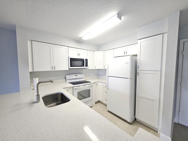 Building Photo - 14036 Fairway Island Dr