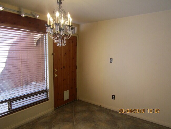 Building Photo - 3 Bedroom, 2 Bath Town Home, 1 Car Garage Coming Soon