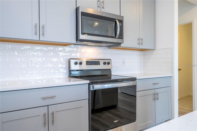 Building Photo - Elegant & Comfortable Home with Granite Ki...