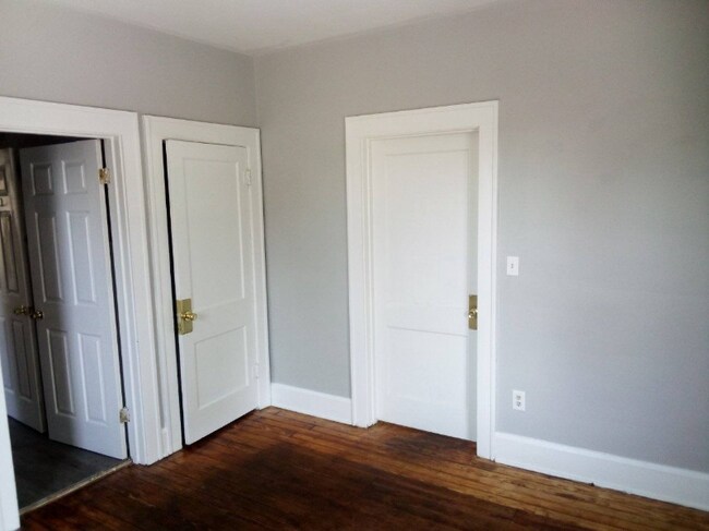 Building Photo - 105 Holly Ave