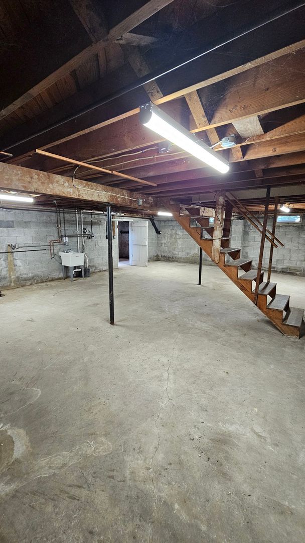 Building Photo - JUST REDUCED!  3 Bedroom Single Family Home