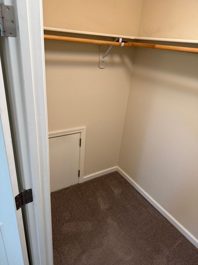 Building Photo - 3-bedroom, 2.5-bathroom townhouse located ...