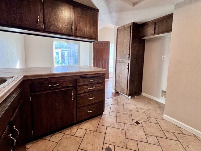 Building Photo - $2,295 Villa & Barstow, 3 Bedroom Condo - ...