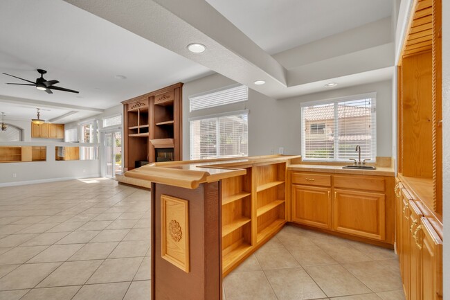 Building Photo - LUXORY 5 BEDROOM 3 1/2 BATH HOME LOCATED I...