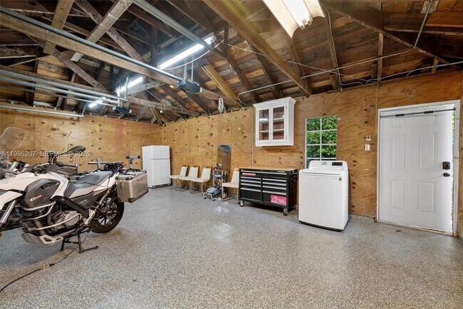 Building Photo - 285 NE 105th St