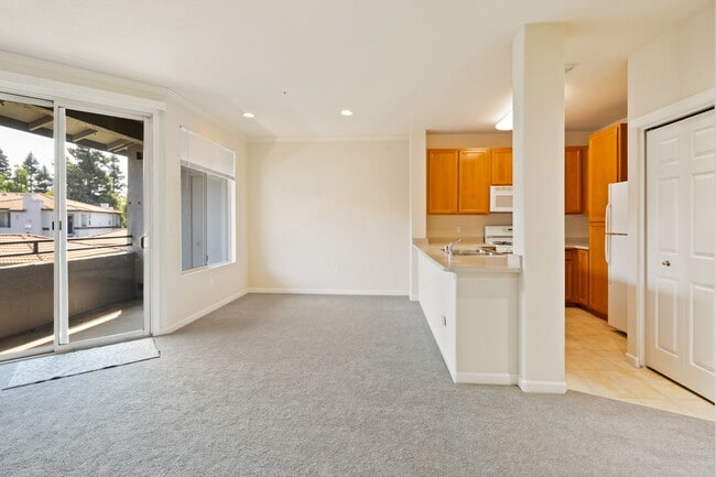 Building Photo - 5201 Laguna Oaks Dr