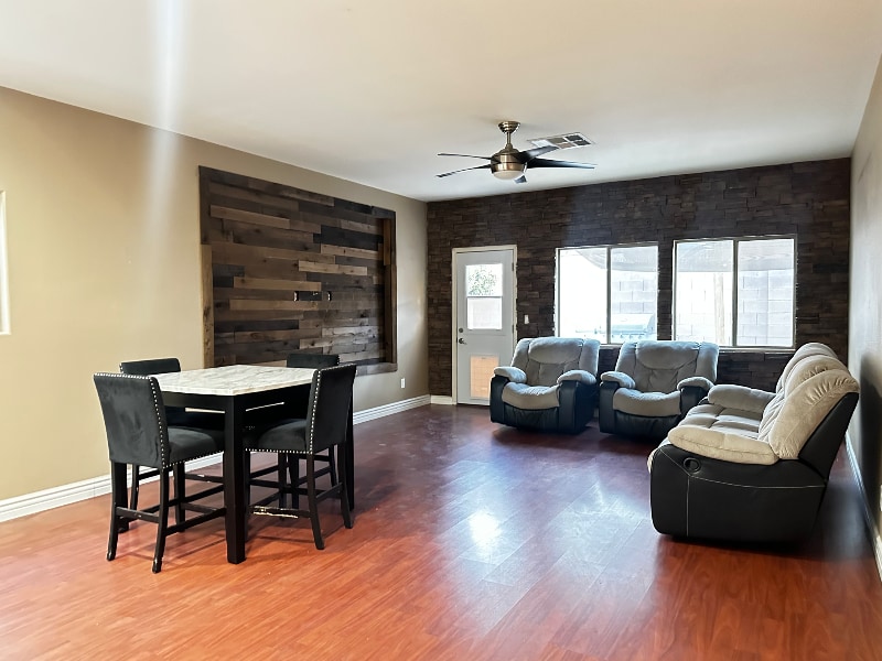 Building Photo - 916 E Bob Barney Ct