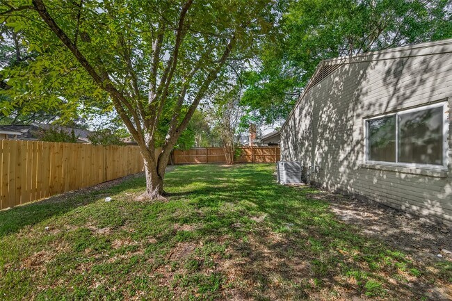 Building Photo - 11923 Briar Forest Dr