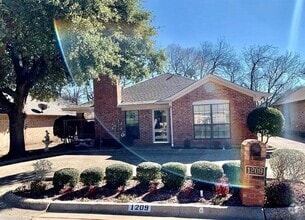 Building Photo - 1209 Meadow Ridge Dr