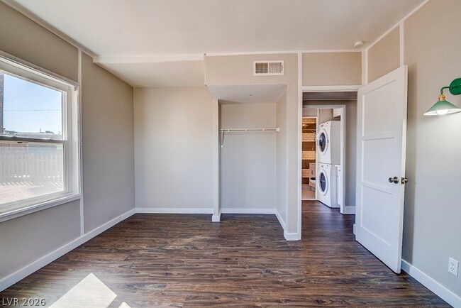 Building Photo - 18 Magnesium St