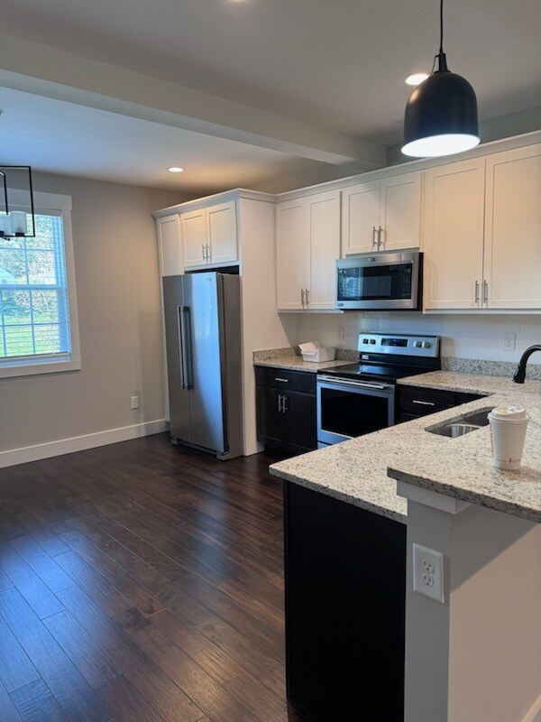 Beautiful open kitchen/dining with granite countertops and stainless appliances - 100 Storytown Vlg