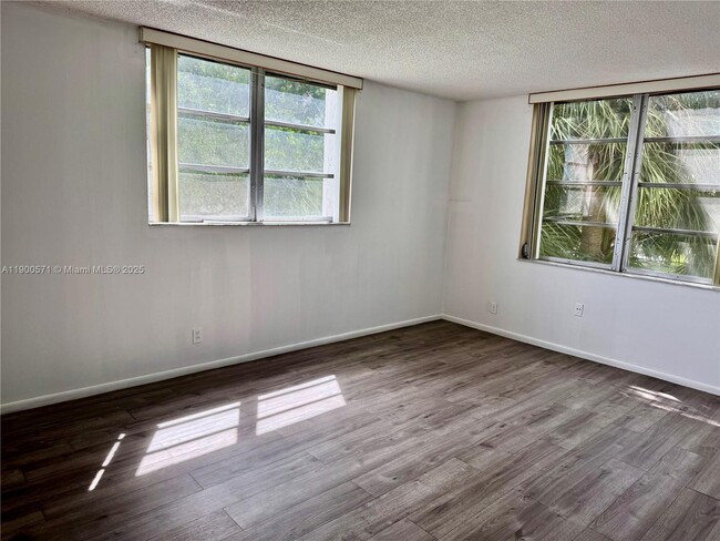 Building Photo - 3100 W Rolling Hills Cir