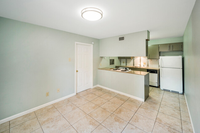 Building Photo - Daughtery Place 1 bedroom Downstairs Condo...