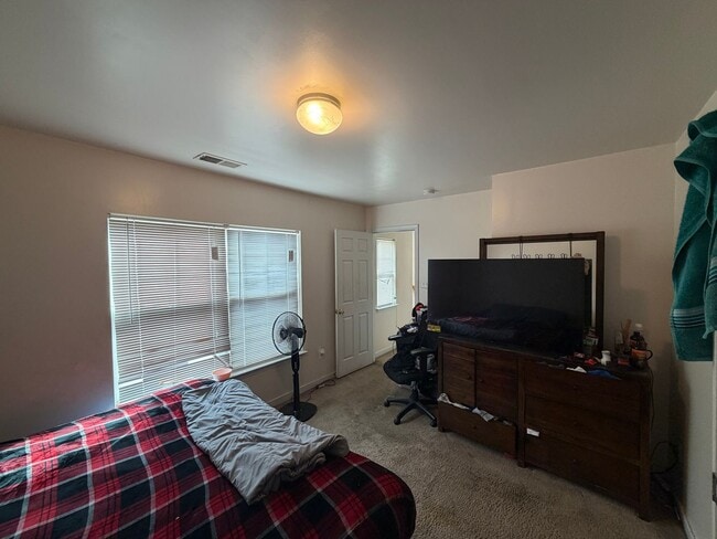 Building Photo - 3 Bdrm/2.5 Bth Home Located Close to I-95