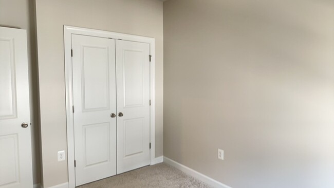 Building Photo - Beautiful contemporary TH in desirable North Hill