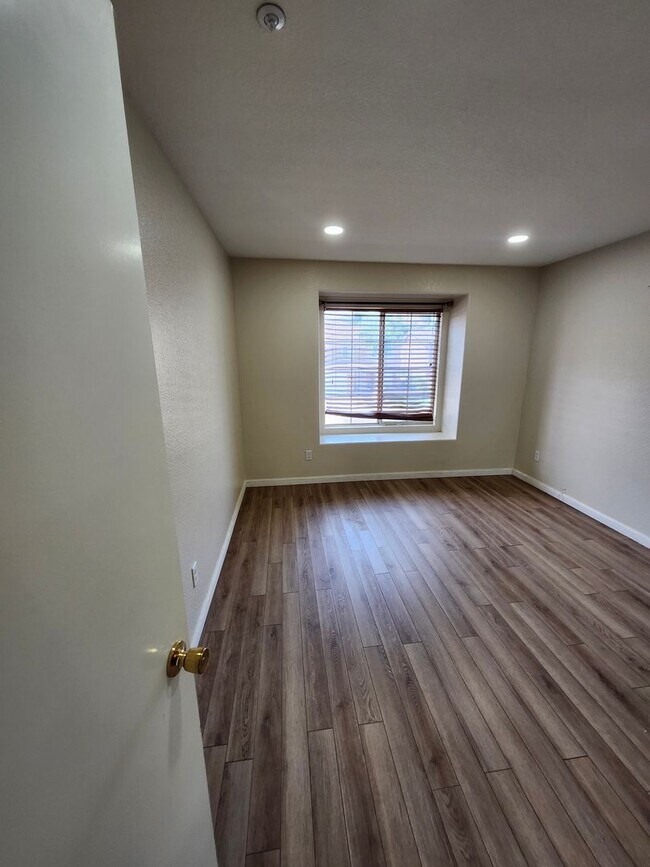 Building Photo - Beautiful 5 Bedroom House fully remodeled....