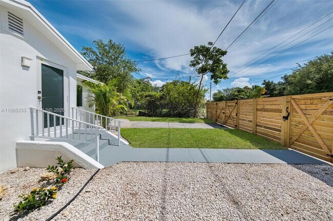 Building Photo - 5900 NW 5th Ct