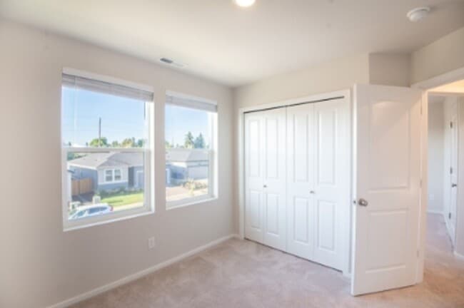 Building Photo - Beautiful newer construction 4 bed, 2.5 ba...