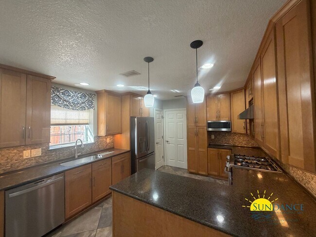 Building Photo - Spacious 5-Bedroom Home with Heated Pool & Hot Tub in Niceville!