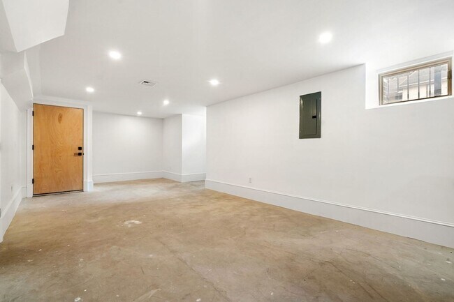 Building Photo - 6 Howland St