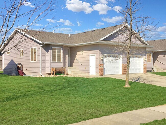 Building Photo - BEAUTIFUL 3 BD, 2 BA TOWNHOME WITH A FULLY...