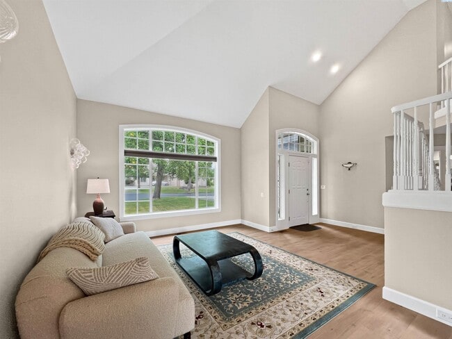 Building Photo - 4 Bedrooms Plus an Office Steps from the R...