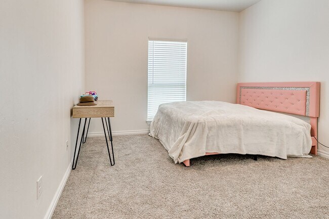 Building Photo - 3 Bed, 2 Bath Home with Bonus Office and  ...