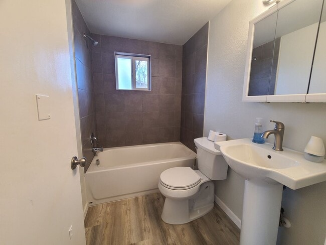 Building Photo - Charming 2 BD 1 Bath Home!