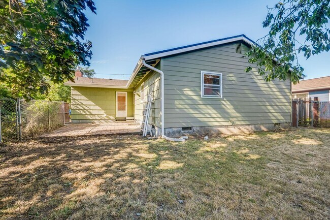 Building Photo - Charming 3 bed, 1.5 bath rental home in SE Portland!