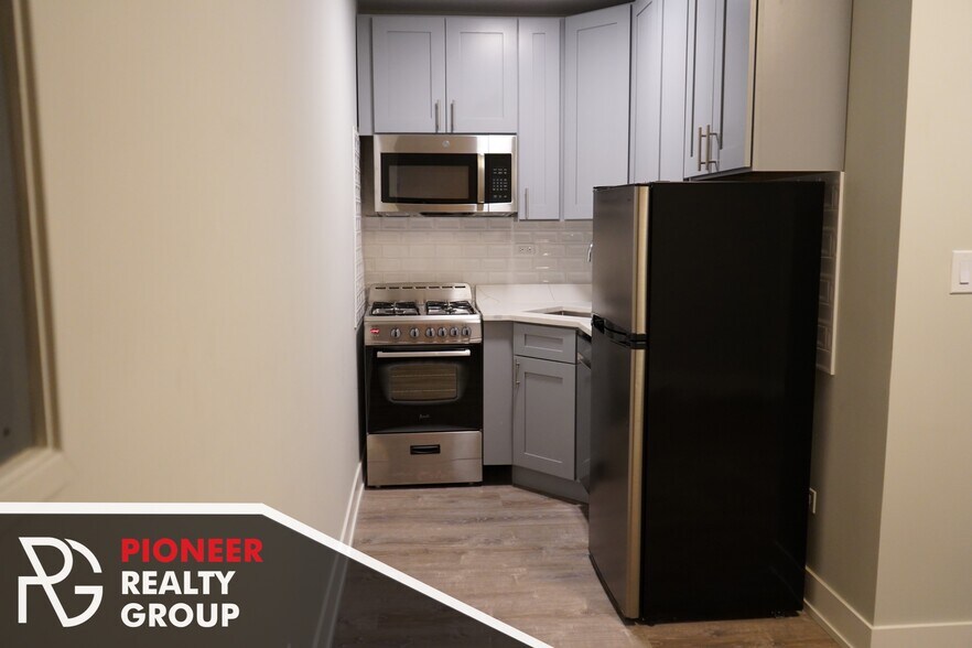 Building Photo - 515 W Belmont Ave