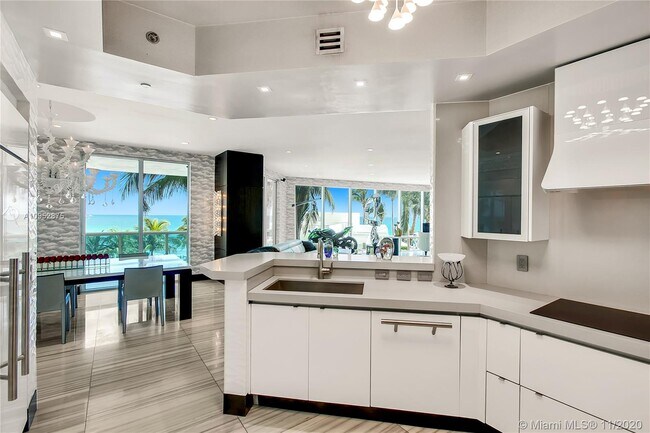Building Photo - 2711 S Ocean Dr
