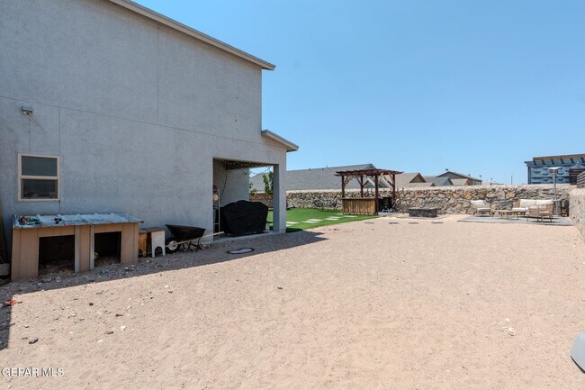 Building Photo - 305 Del Palmar