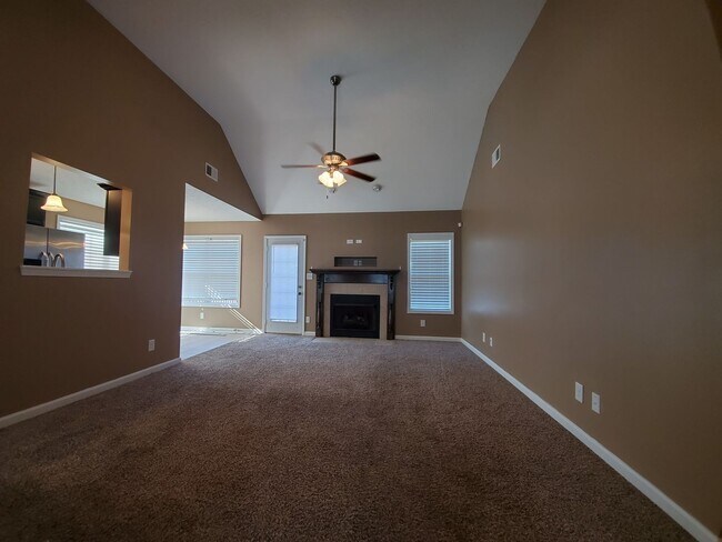 Building Photo - 5 Bedrooms 3 Bathroom Split Foyer