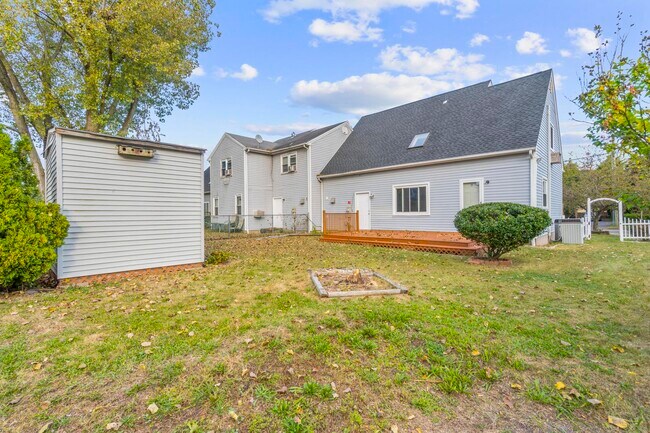 Building Photo - 670 Middletown Ave