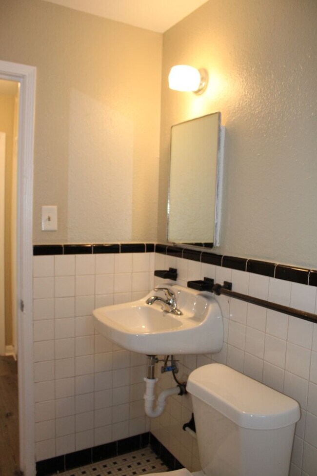 Building Photo - CLOSE TO TINKER! *PROMO FIRST FULL MONTH FREE!