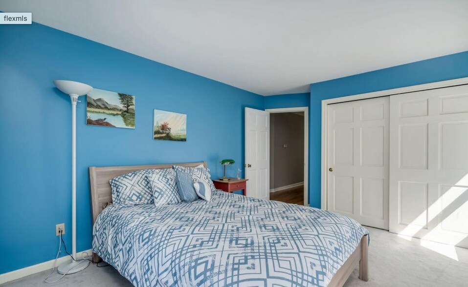 Building Photo - 13 White Pine Ln