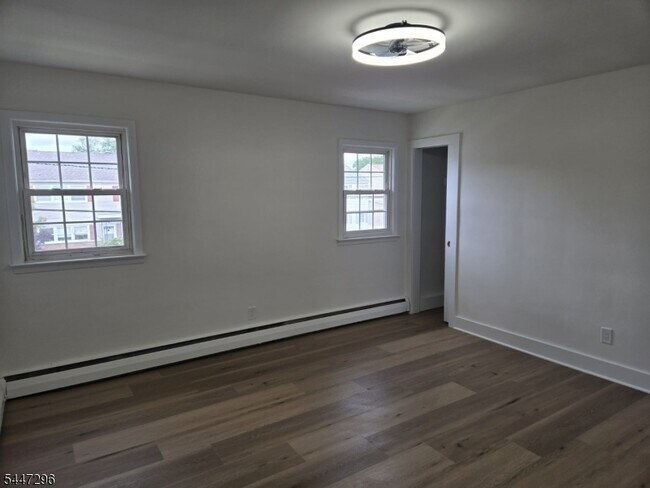 Building Photo - 832 Dewey St