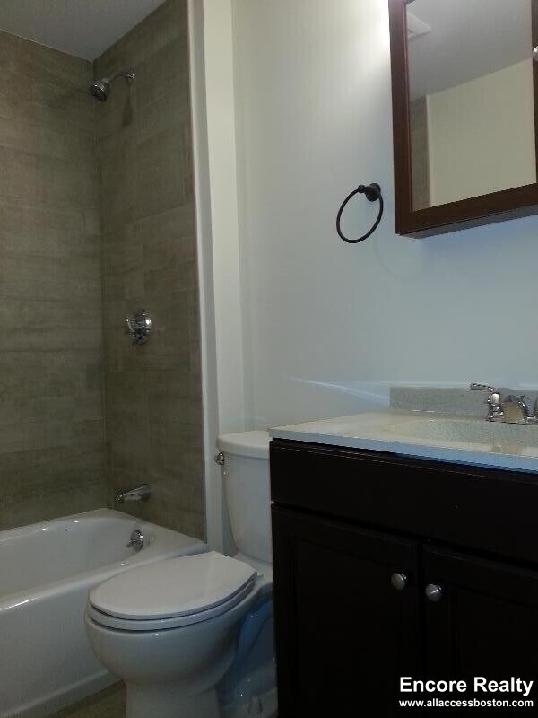 Building Photo - 84 Linden St