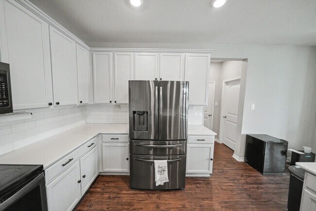 Building Photo - Spacious Home with Office, Game Room & Solar Panels Near Randolph AFB - Realtor Commission: $500