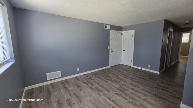 Building Photo - UPDATED 2 Bedroom 1 Bath with an office  Columbia Heights
