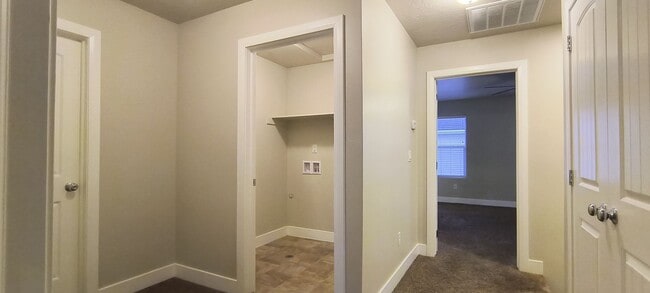 Building Photo - 3 Bedroom 3 Bathroom 2 Car Garage Townhome For rent.