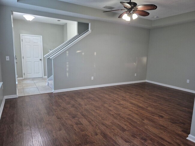 Building Photo - 653 Reese Ave